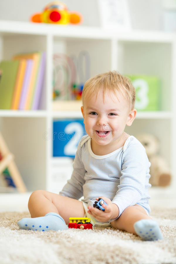根据《重庆市食品生产加工小作坊和食品摊贩管理条例》规定