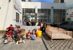 <b>吸引不少人驻足细看</b>