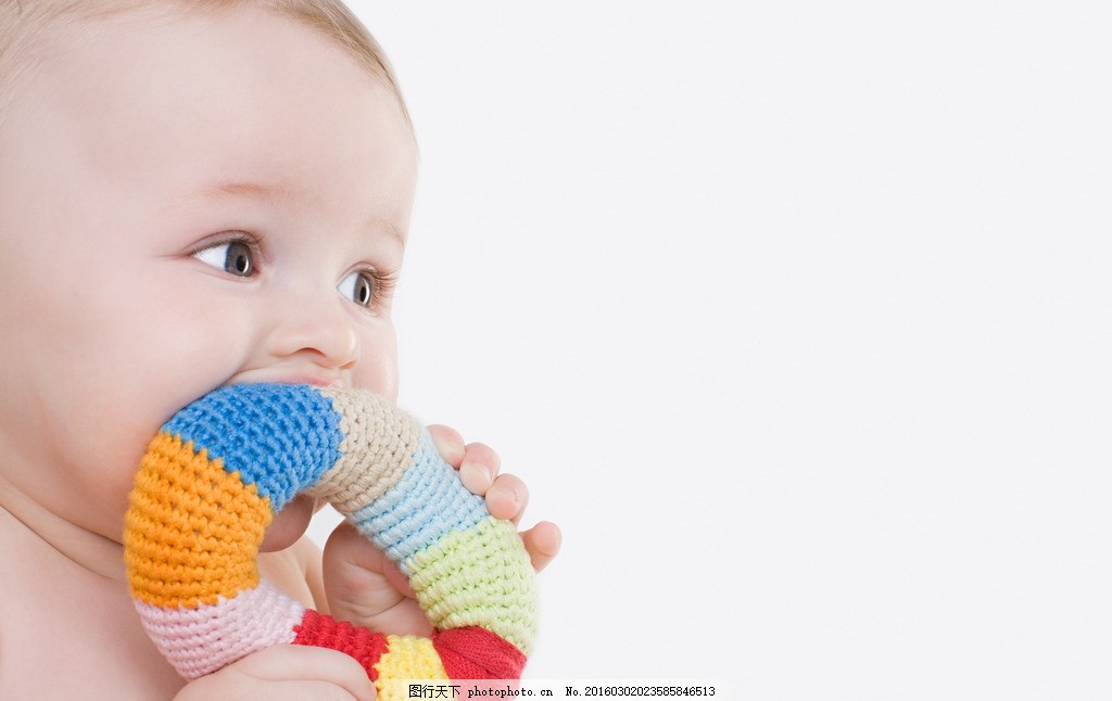 有时会抱着玩具坐在角落