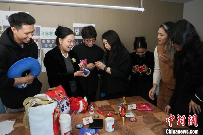 冰墩墩蛇年新春特别版融合京剧元素发布